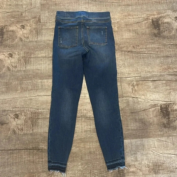 SPANX - MEDIUM WASH DENIM LEGGING - Distressed - Size Small - Gently Used!! - Picture 8 of 9
